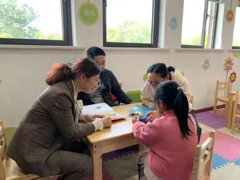 人大代表為弱勢(shì)群體當(dāng)好‘助困員’——教育咨詢(xún)點(diǎn)亮希望之光